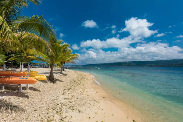 Port Vila, Vanuatu - 6. huhtikuuta 2019: Jetty trooppinen Hideaway — kuvapankkivalokuva