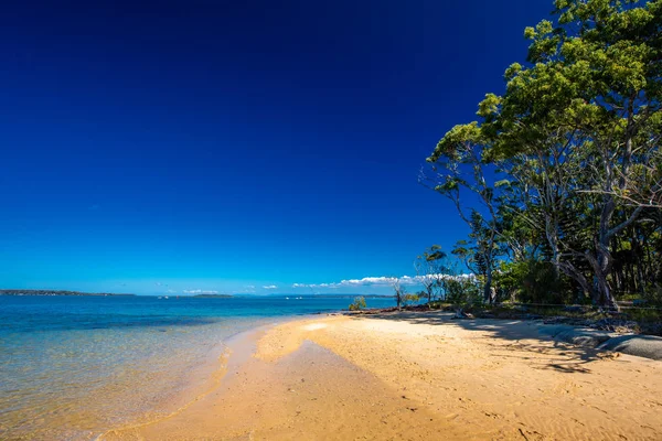 昆士兰、昆士兰、澳大利亚库奇穆德洛岛上的晴天 — 图库照片