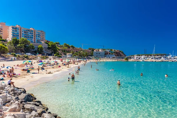 Port Adriano Mallorca Spanien Juli 2020 Touristen Genießen Den Sommertag — Stockfoto