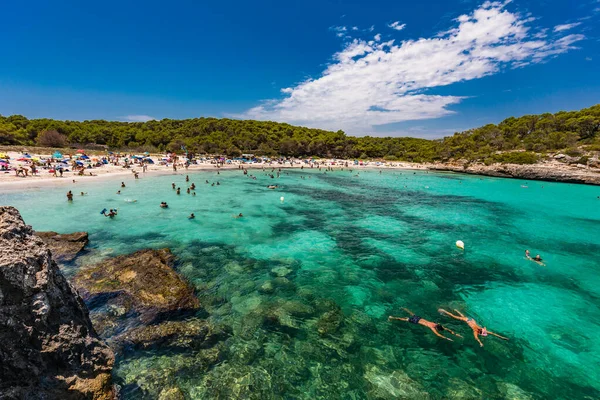 Cala Mondrago Majorka スペイン 2020年7月24日 人々は夏に有名なビーチを楽しむ モンドラゴ自然公園 サンターニィ マロルカ スペイン — ストック写真