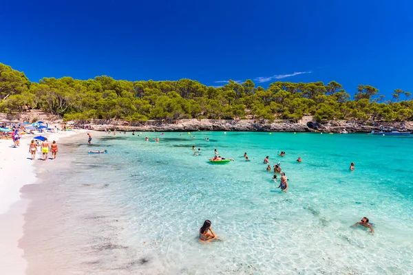 Cala Mondrago Majorka Ισπανία Ιουλίου 2020 Άνθρωποι Απολαμβάνουν Διάσημη Παραλία — Φωτογραφία Αρχείου