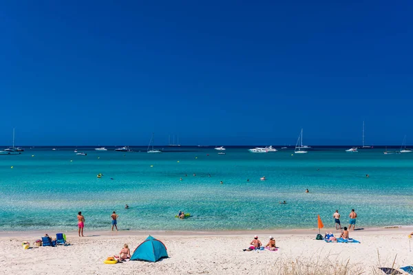Ttrenc Majorca Spain 2020 사람들이 해변에서 여름날을 즐긴다 — 스톡 사진