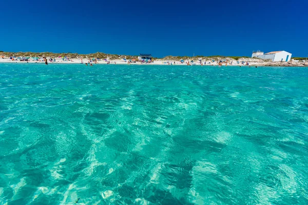Ttrenc Majorca Spain 2020 사람들이 해변에서 여름날을 즐긴다 — 스톡 사진