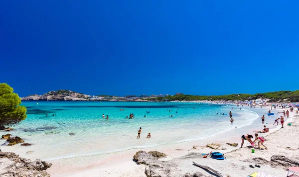 Cala Agulla Mallorca Spain July 2020 사람들이 인기있는 모래사장에서 여름을 — 스톡 사진