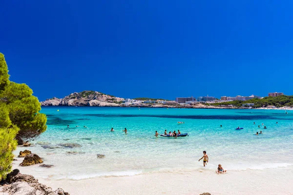 Cala Agulla Mallorca Spain July 2020 사람들이 인기있는 모래사장에서 여름을 — 스톡 사진