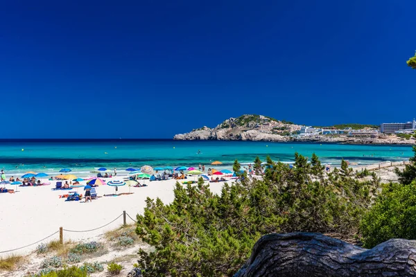 Cala Agulla Mallorca Ισπανια Ιουλίου 2020 Άνθρωποι Απολαμβάνουν Καλοκαίρι Στη — Φωτογραφία Αρχείου