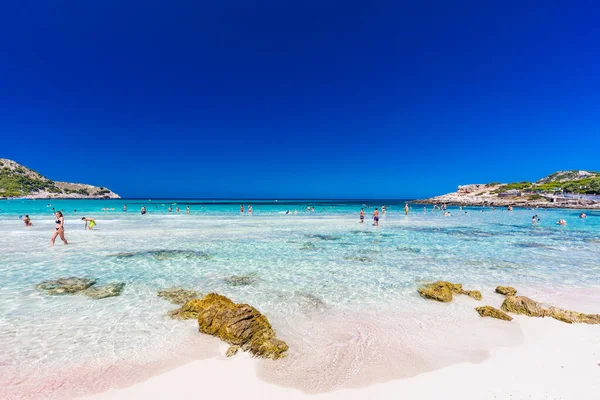 Cala Agulla Mallorca Spain Липня 2020 Люди Насолоджуються Літом Популярному — стокове фото