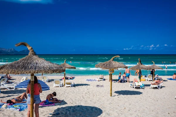 Playa Muro Mallorca Spanien Juli 2020 Menschen Genießen Heißen Sommertag — Stockfoto