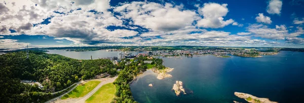ノルウェーのOderoyaからのKristiansand町とKvadratulenのドローンビュー — ストック写真