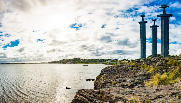 莫勒布克塔湾全景 石碑上有剑 纪念Hafrsfjord Stavanger Rogaland挪威斯堪的纳维亚半岛战役 — 图库照片