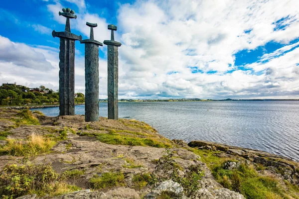 莫勒布克塔湾全景 石碑上有剑 纪念Hafrsfjord Stavanger Rogaland挪威斯堪的纳维亚半岛战役 — 图库照片