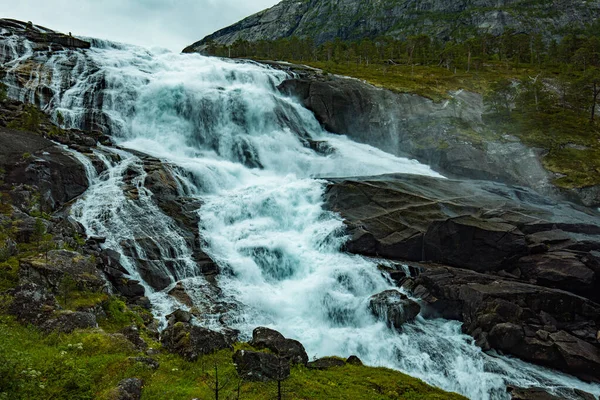 ニャストロフォッセン滝 フセダレン渓谷の4つの滝のカスケードで2番目 Kinsarvik ノルウェー — ストック写真