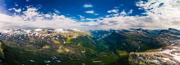 ダルスニバ高原の視点からのガイランゲルフィヨルドと山の風景のパノラマビュー ノルウェースカンディナヴィア — ストック写真