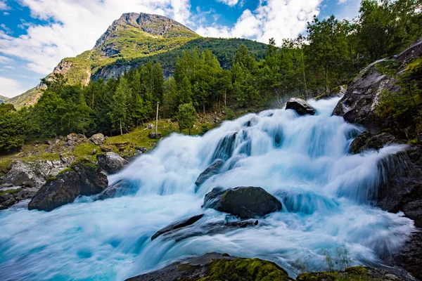 Geirangerelvi Nehrinin Panoramik Manzarası Norveç Geiranger Deki Storfossen Şelalesi Telifsiz Stok Fotoğraflar