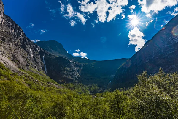 Trollstigen Trollstigen或Troll Path 是挪威鲁马市的一条蛇形山路 — 图库照片