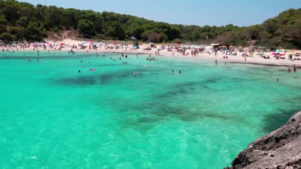 Cala Mondrago Majorka Ισπανία Ιουλίου 2020 Άνθρωποι Απολαμβάνουν Την Παραλία — Αρχείο Βίντεο