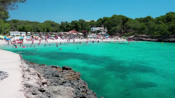 Cala Mondrago Majorka スペイン 2020年7月24日 人々はビーチパーク自然 モンドラゴを楽しむ — ストック動画