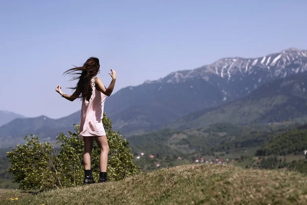 Uma Bela Mulher Vestido Goza Vista Uma Paisagem Montanha — Fotografia de Stock