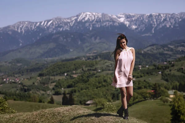 Uma Bela Mulher Vestido Goza Vista Uma Paisagem Montanha — Fotografia de Stock