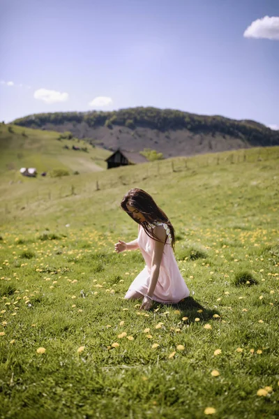Beautiful Woman Her Dress Enjoys Glade Mountain Flowers — Stock Photo, Image