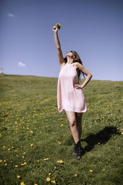 Eine Schöne Frau Ihrem Kleid Genießt Eine Lichtung Von Bergblumen — Stockfoto