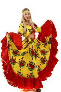 Çingene elbise ile güzel kadın dansçı