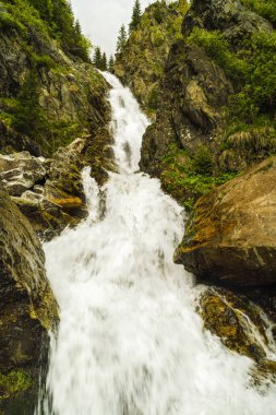 Dağlarda büyük bir şelale peyzaj