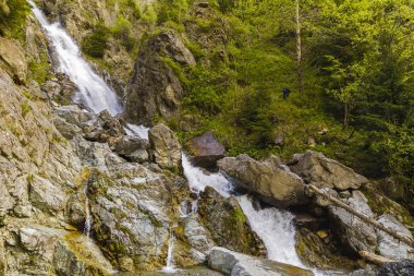 Dağlarda büyük bir şelale peyzaj