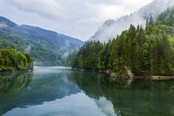 Landscape Lake Misty Forest Mountains Rainy Day — Stock Photo, Image