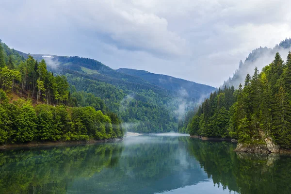 Landscape Lake Misty Forest Mountains Rainy Day — Stock Photo, Image