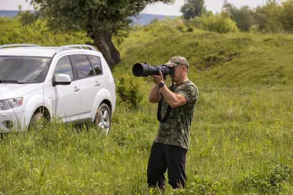 Obserwator Ptaków Fotograf Ptaków Dużym Teleobiektywem Polu — Zdjęcie stockowe