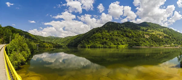 Krajina Řekou Olt Rumunsku Uprostřed Lesů Hor — Stock fotografie