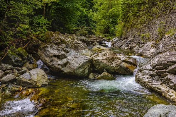 Hermoso Río Montaña Entre Las Rocas Con Agua Cristalina — Foto de Stock