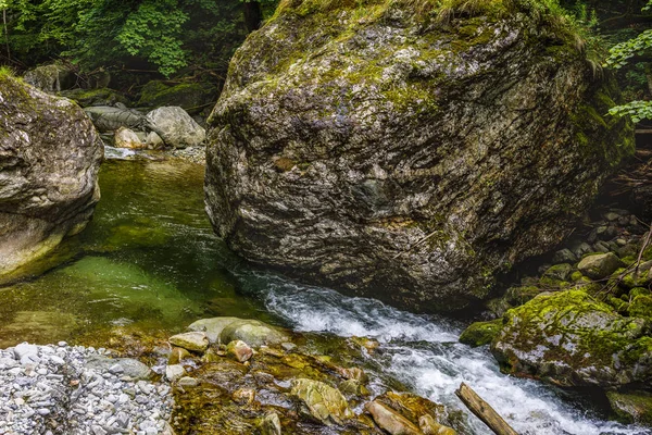 kristal su ile kayaların arasındaki bir güzel dağ nehir