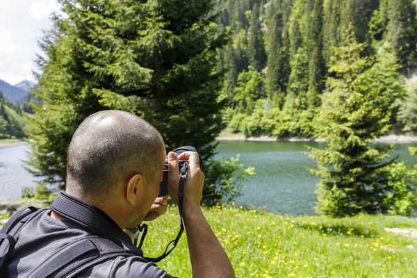 山の湖の画像を作るプロのカメラマン — ストック写真