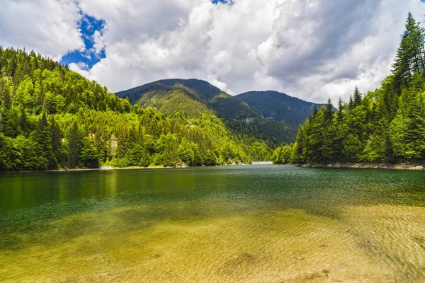 Parang dağlar, Romanya güzel bir göl ile manzara