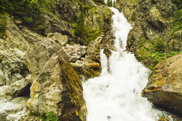 Lanskap Dengan Air Terjun Besar Pegunungan — Stok Foto