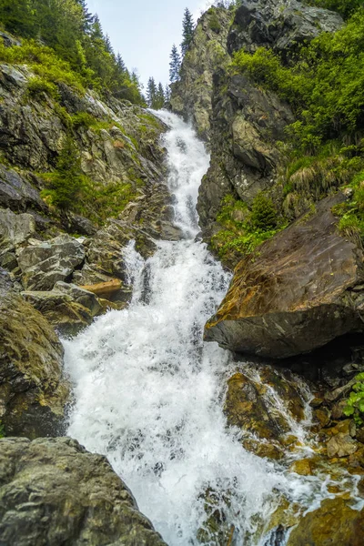Lanskap Dengan Air Terjun Besar Pegunungan — Stok Foto