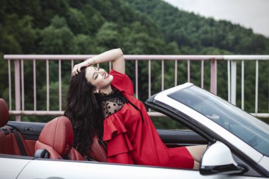 bir yaz günü zevk Cabrio araba güzel genç kadın