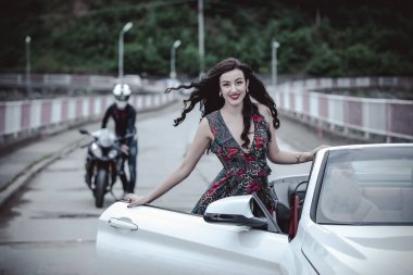 Moda portre cabriolet arabaya açık içinde zarif genç kadın