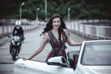 Moda portre cabriolet arabaya açık içinde zarif genç kadın