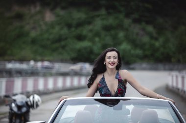 Moda portre cabriolet arabaya açık içinde zarif genç kadın