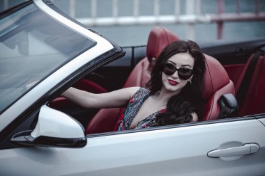 Moda portre cabriolet arabaya açık içinde zarif genç kadın