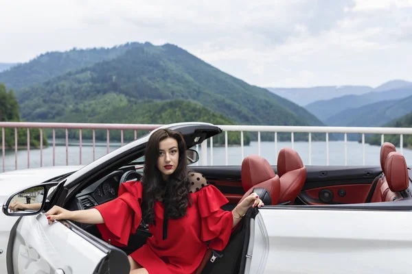 Bella Giovane Donna Una Macchina Decappottabile Godendo Una Giornata Estiva — Foto Stock