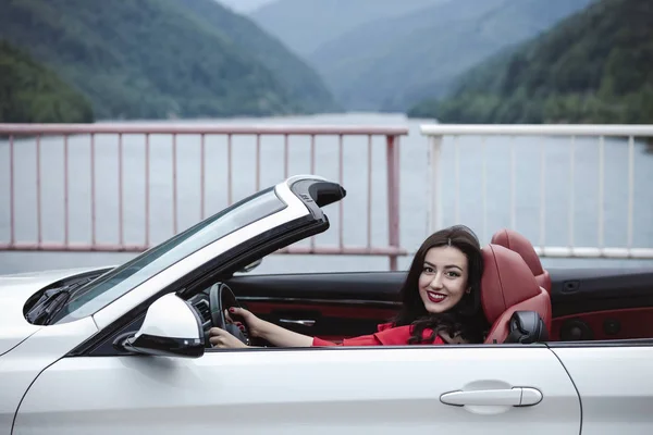 Hermosa Joven Coche Descapotable Disfrutando Día Verano — Foto de Stock