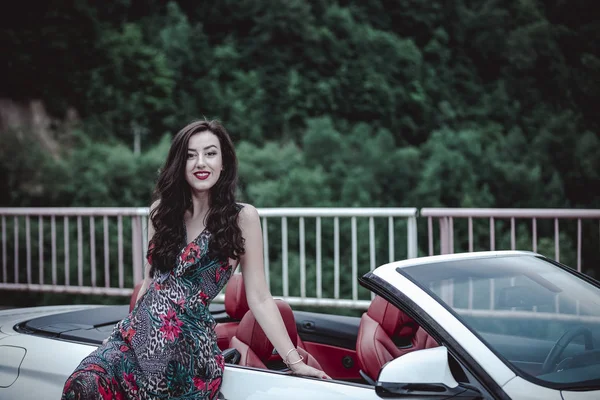 Moda Piękny Portret Młodej Kobiety Eleganckiej Sukni Odkryty Samochodzie Cabriolet — Zdjęcie stockowe