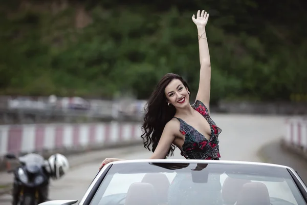 Moda Piękny Portret Młodej Kobiety Eleganckiej Sukni Odkryty Samochodzie Cabriolet — Zdjęcie stockowe
