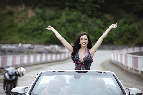 Portrait Mode Jeune Femme Robe Élégante Plein Air Voiture Cabriolet — Photo