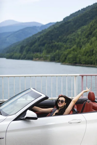 Retrato Moda Mujer Joven Vestido Elegante Aire Libre Coche Cabriolet — Foto de Stock