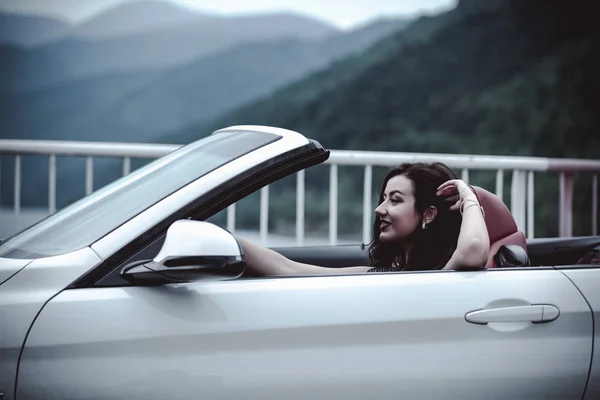 Retrato Moda Mujer Joven Vestido Elegante Aire Libre Coche Cabriolet — Foto de Stock